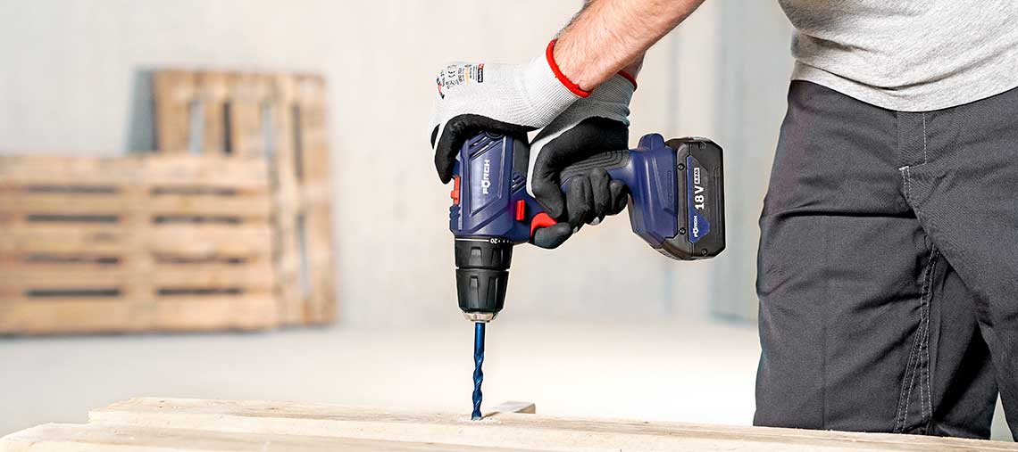 A Bosch Professional cordless drill is used in wood.
