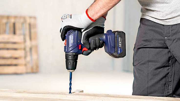 A Bosch Professional cordless drill is used in wood.