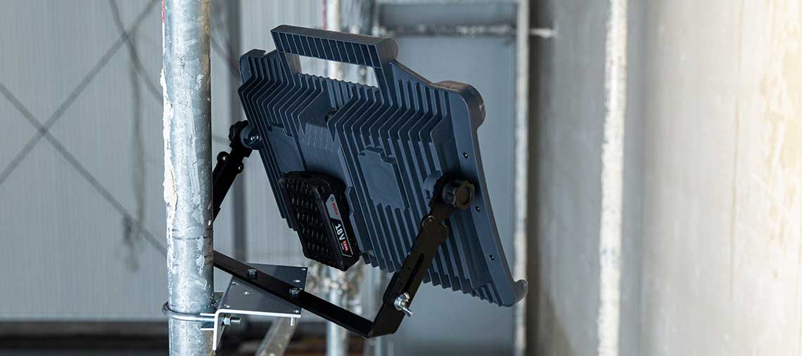 A Bosch Professional LED work light is hanging on a scaffold.