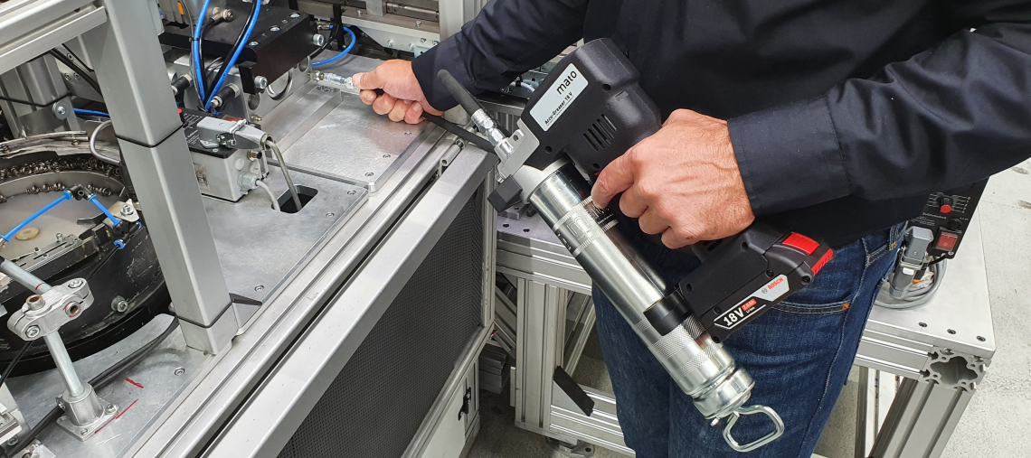 A Bosch Professional cordless tool is being used on a machine.