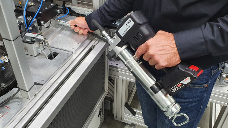 A Bosch Professional air tool is held at a workbench.