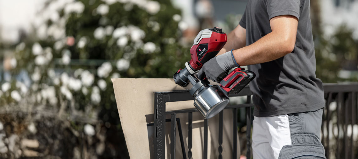 A Bosch Professional color spray device is held by a person.