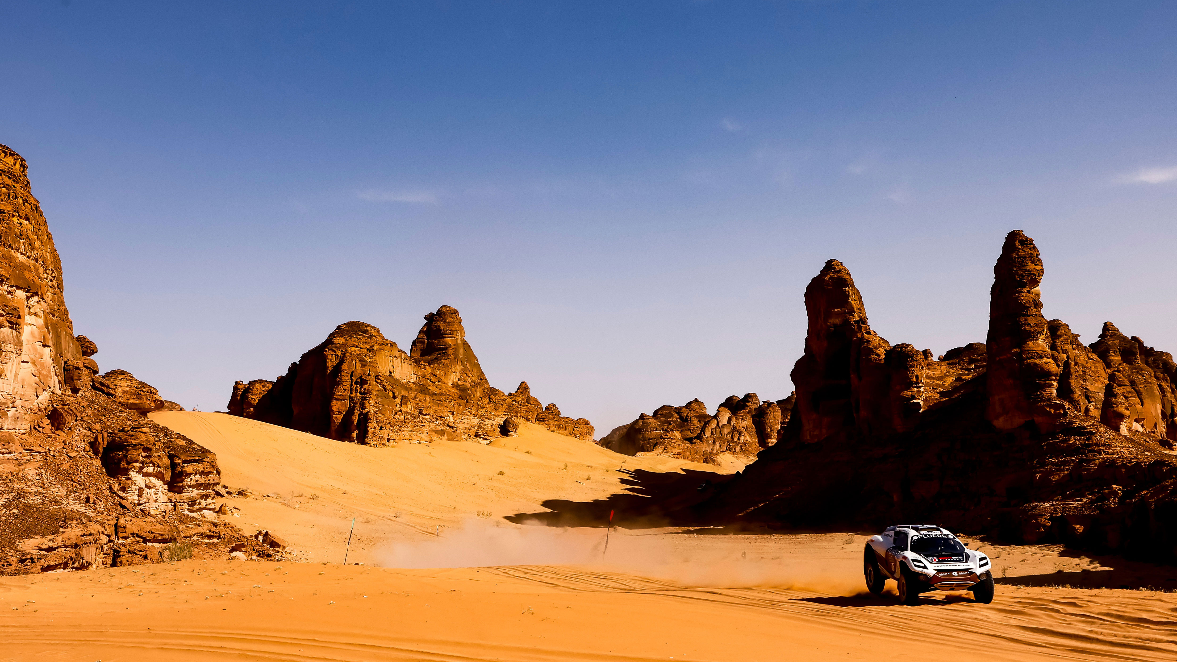 It's getting hot in here: In Al'Ula, Saudi Arabia, the unforgiving desert landscape puts Extreme E racers and Bosch Professional tools to the ultimate test. It's getting hot in here: In Al'Ula, Saudi Arabia, the unforgiving desert landscape puts Extreme E racers and Bosch Professional tools to the ultimate test.